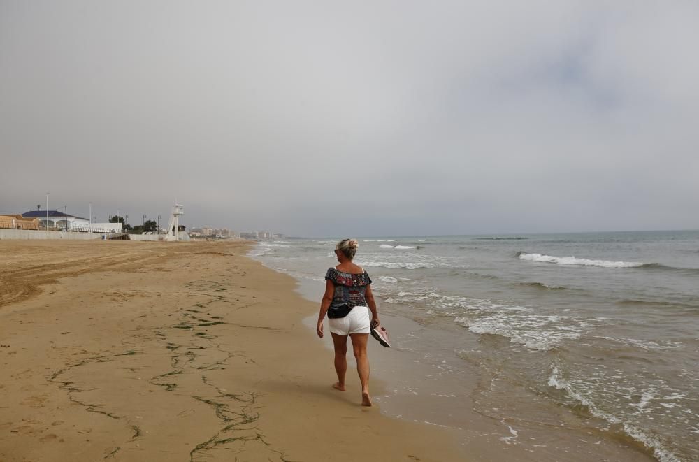 Escasa afluencia a las playas de Torrevieja el primer día de reapertura para paseo y práctica de deporte individual