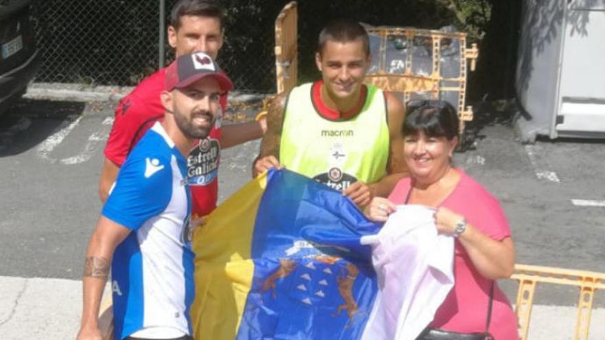 Vicente y Simón, con la bandera de Canarias, junto a los aficionados grancanarios, Leonor y su hijo, Yeray.