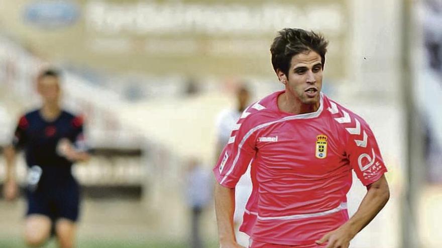 Pablo Hervías, con el balón, en el partido ante el Rayo Vallecano.