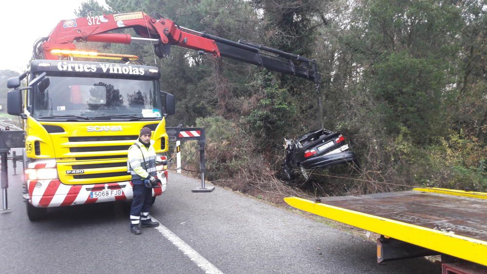 Estat en què ha quedat el cotxe que ha sortit de la carretera