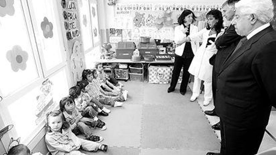 La conselleira de Educación, Laura Sánchez (al fondo), ayer, durante la visita al colegio Porto Cabeiro.  / J. DE ARCOS