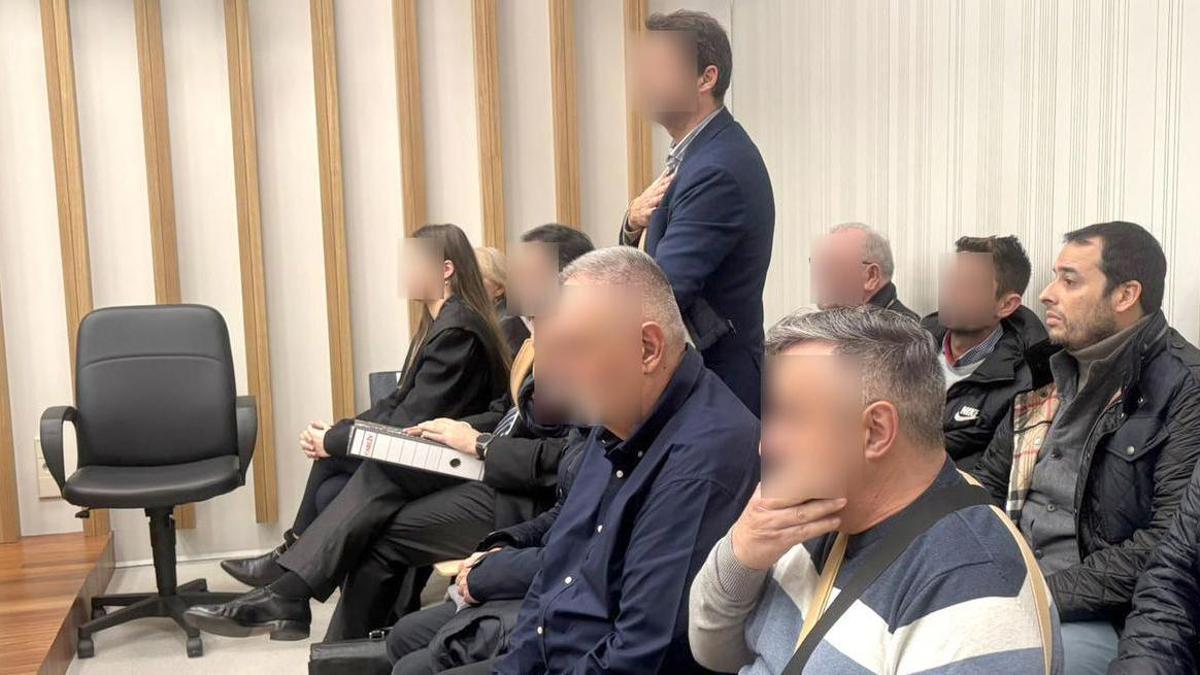Eusebio Novás, a la derecha, en el juicio por facturas falsas celebrado en enero de 2025 en Vigo