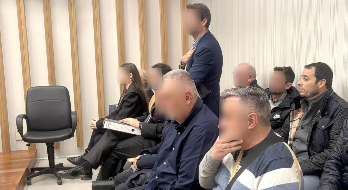 Eusebio Novás, a la derecha, en el juicio por facturas falsas celebrado en enero de 2025 en Vigo