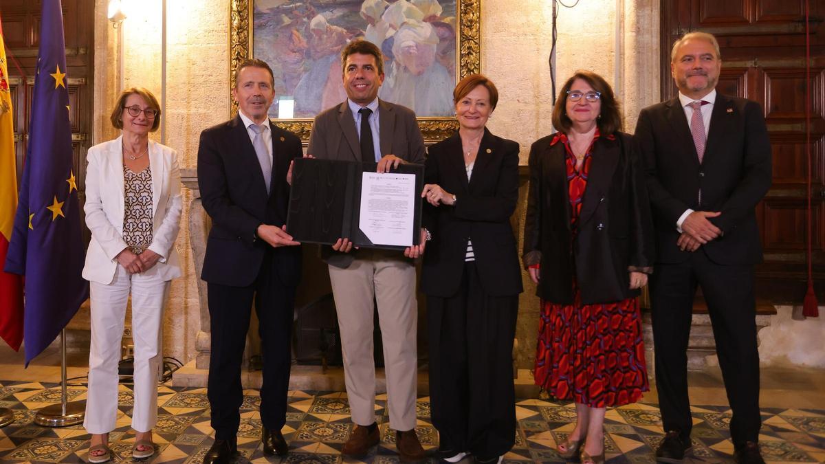 Los rectores de las cinco universidades públicas de la Comunidad, junto al jefe del Consell, tras firmar el plan de financiación plurianual