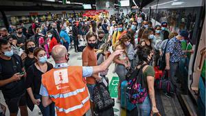 Aglomeración de pasajeros en la estación de Sants durante la segunda jornada de huelga de maquinistas.