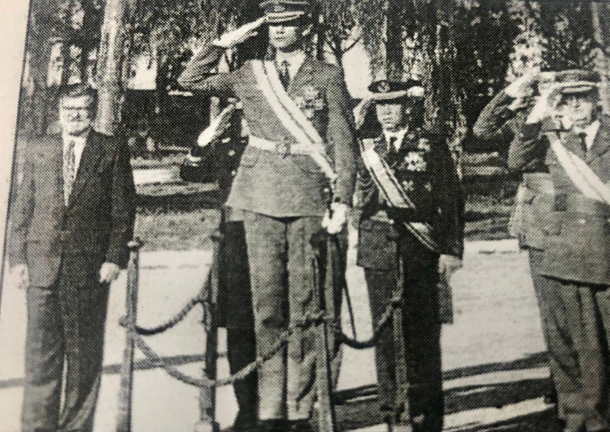Vestido de uniforme de capitán.