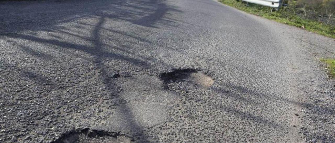 Baches en la carretera que une Rioseco y Soto de Agues.