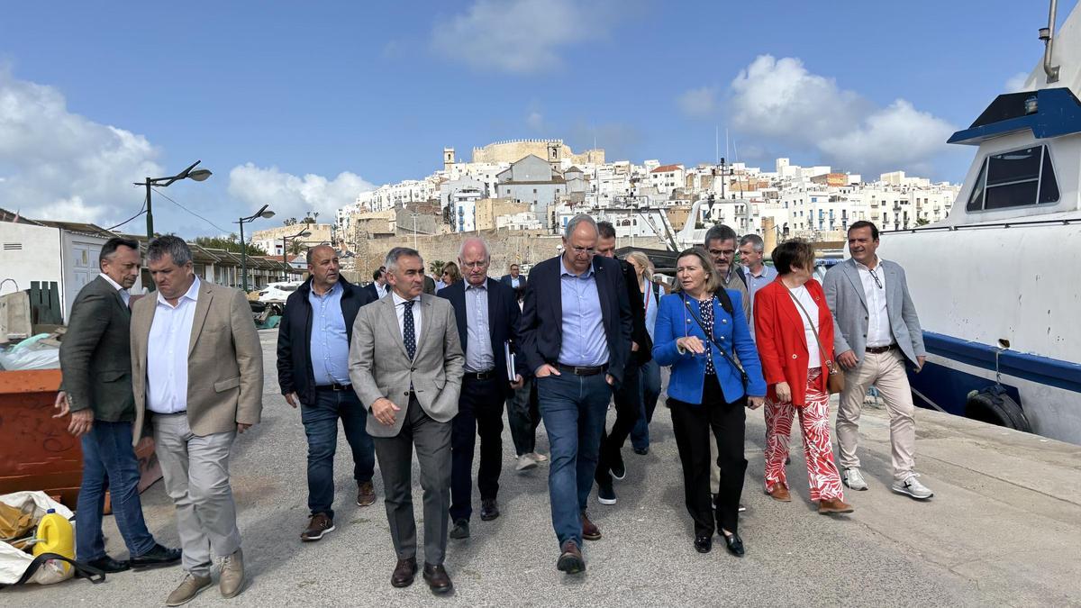 El comisario europeo de Pesca y Océanos, Costas Kadis, visitó ayer el puerto de Peñíscola junto a la secretaria general de Pesca, Isabel Artime, y el conseller del área, Miguel Barrachina, entre otras autoridades como el alcalde de la localidad, Andrés Martínez