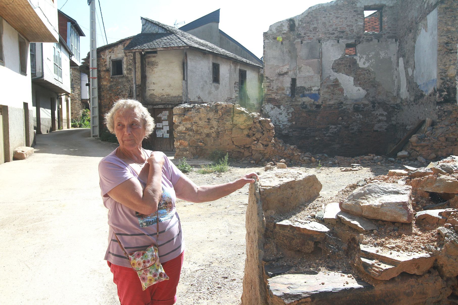Marina camina por una zona devastada enseñando las ruinas de lo que era casas hasta hace un año