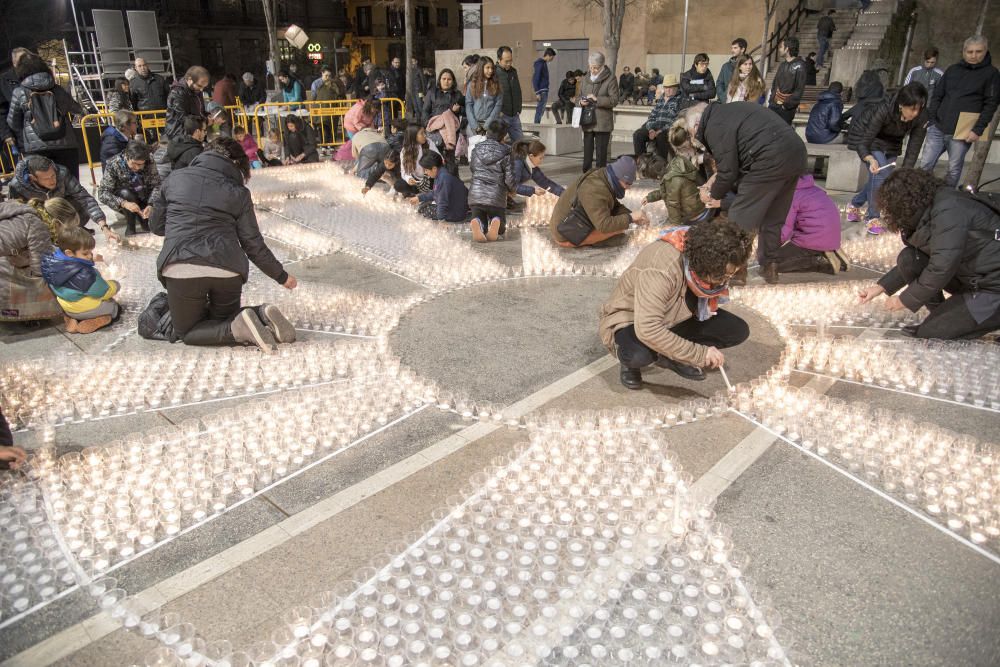 El centre de Manresa s''il·lumina amb 30.000 espelmes