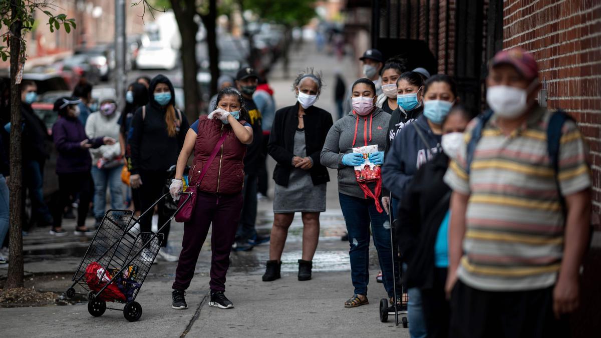 Cola en el Bronx para recoger donaciones de comida, durante la pandemia, en mayo de 2020.