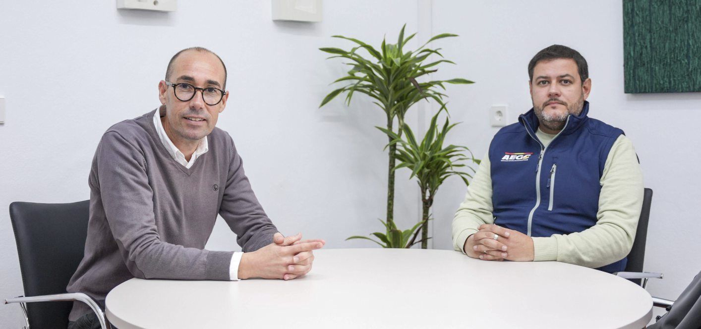 Imagen de una reunión reciente entre Óscar Portas, presidente del Consell de Formentera (a la izquierda), e Iván Fidalgo, delegado balear de la AEGC.