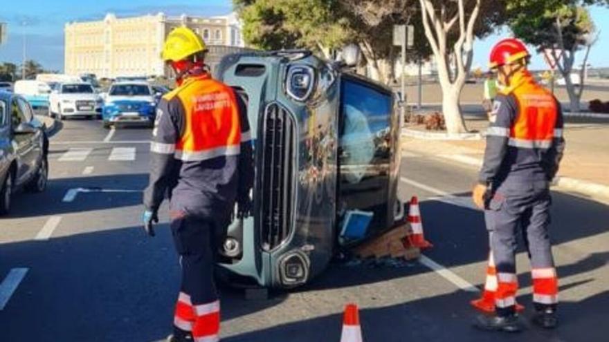 Aparatoso vuelco en la Rambla Medular de Arrecife