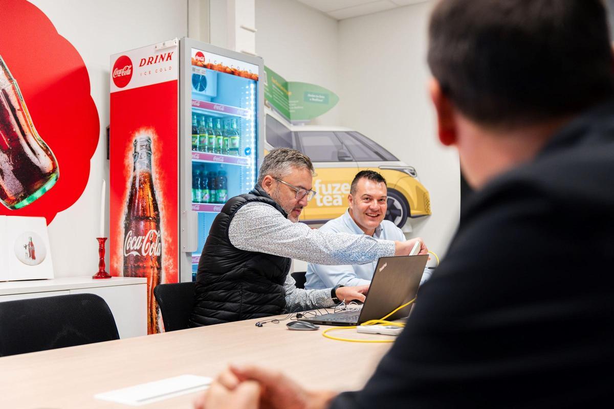 L'equip de Coca Cola Europacific Partner a la seva oficina al 'coworking' gironí