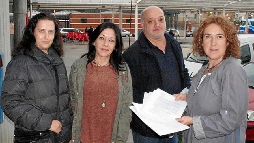 Quatre usuaris amb les signatures, ahir a l&#039;estació d&#039;autobusos