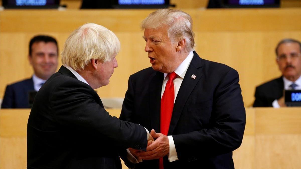 Trump saluda a Boris Johnson, entonces ministro de Exteriores, en el 2017 en Nueva York.