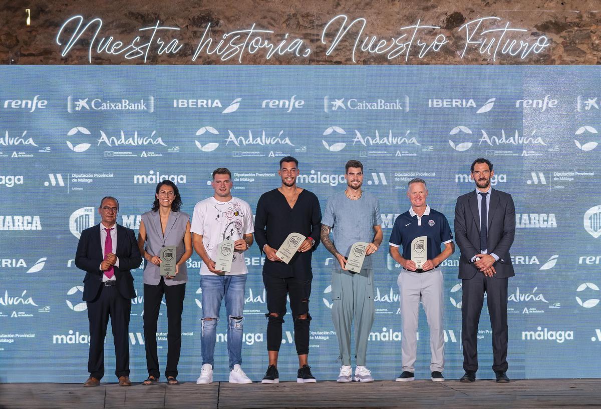 Los hermanos Hernangómez, Albe Torrens, Doncic y Steve Kerr posan tras recibir sus premios