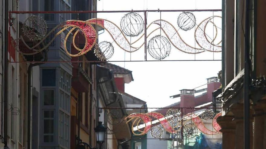 Luces de Navidad en la calle de Rivero, ayer.