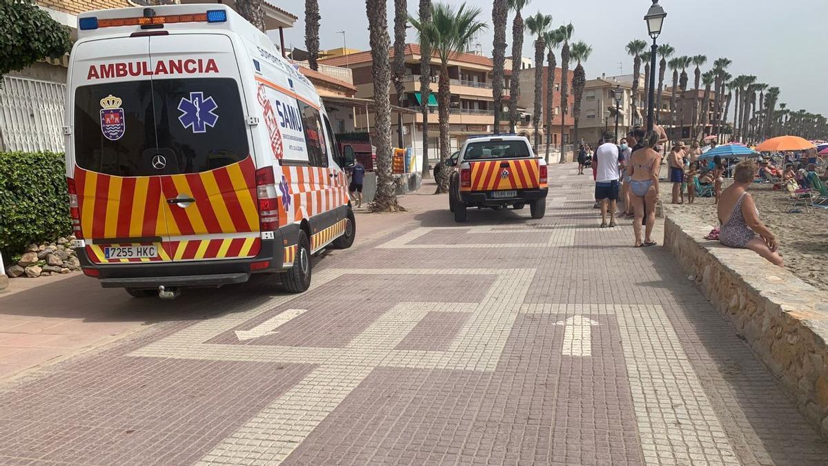 Fallece una mujer en Los Alcázares mientras se bañaba en la playa