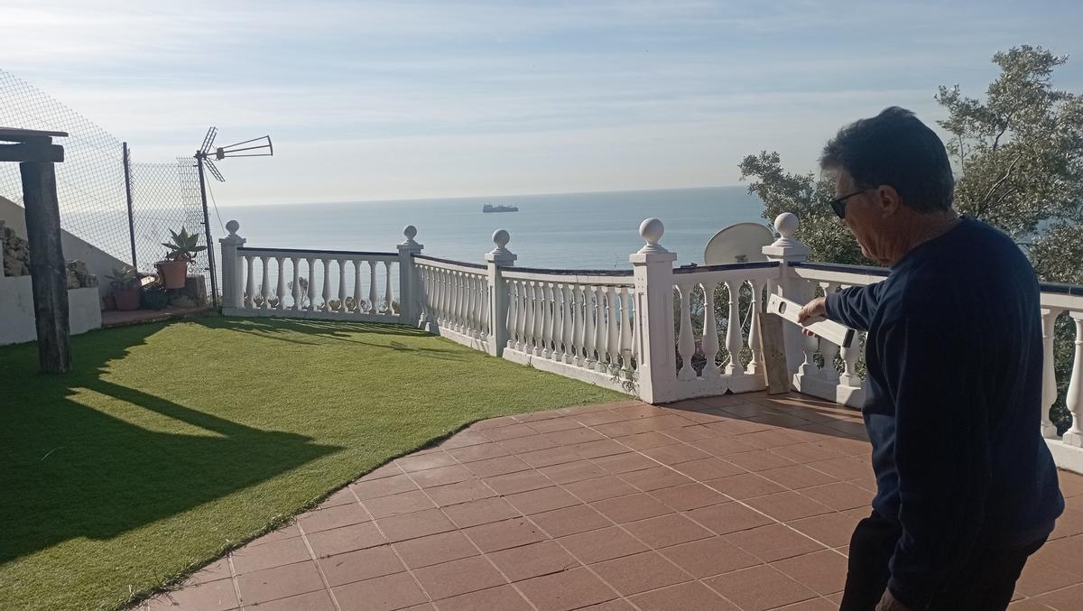 Marcos Luque muestra la terraza desnivelada de su vivienda, en el Monte de San Telmo, ayer.