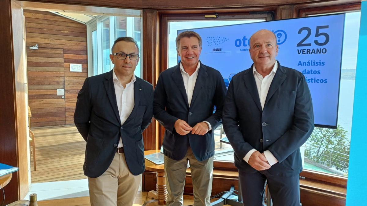 Fernando Corral, José Luis Álvarez Almeida y Javier Martínez.