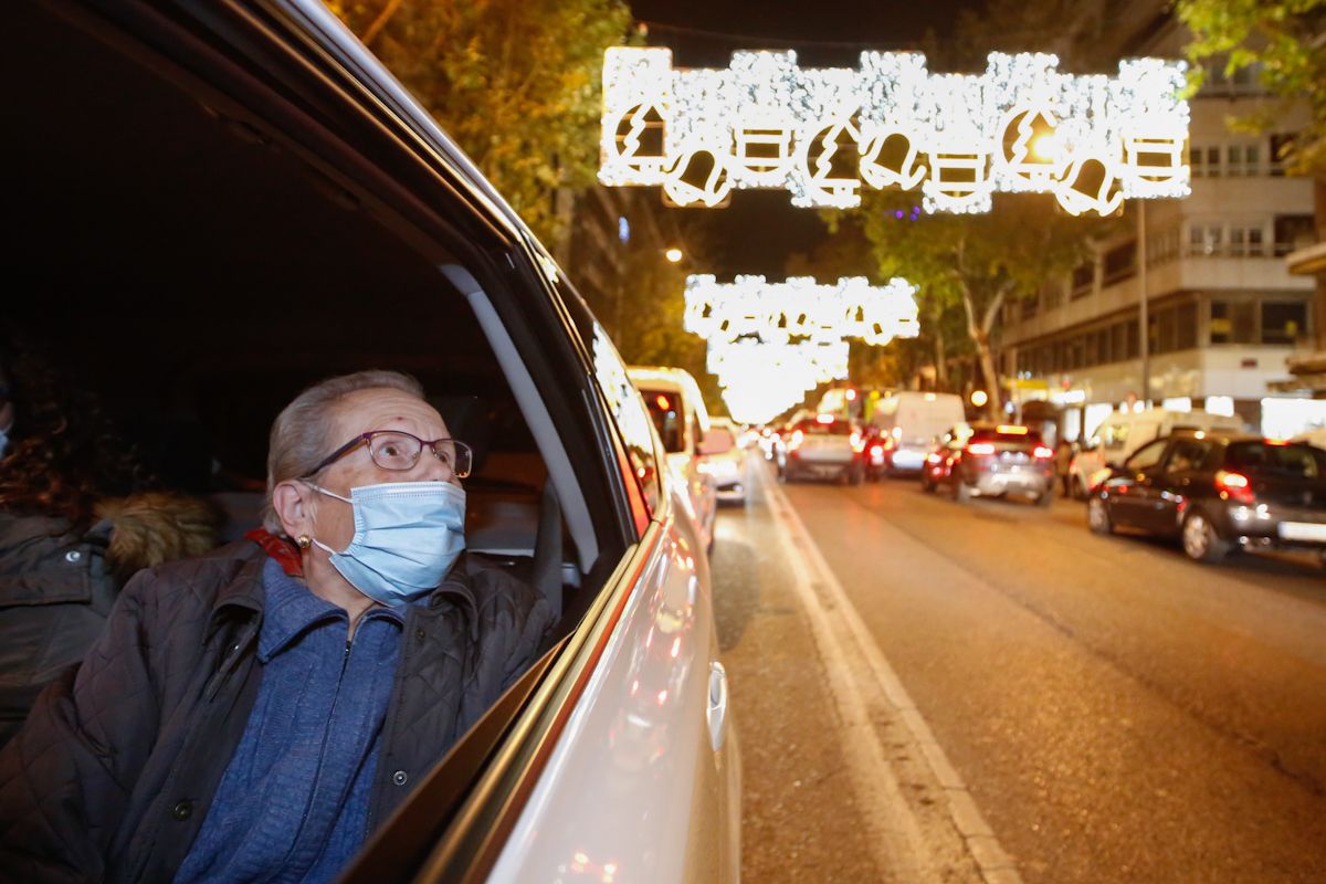 Los taxistas de Córdoba pasean a los mayores por el centro de Córdoba para que disfruten de la iluminación de Navidad