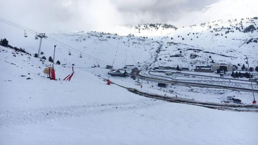 Las primeras nevadas causan problemas en la red de carreteras del Pirineo