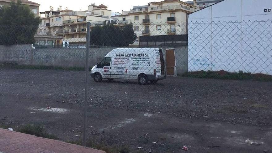 Imagen de la furgoneta de la empresa contratada para fumigar la parcela colindante al colegio.