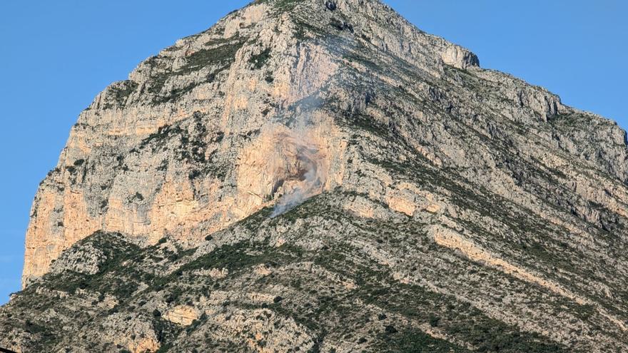 Estabilizado el incendio en la Cova del Montgó