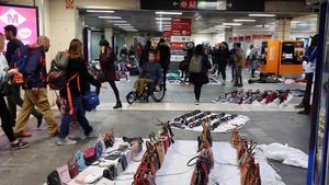 Acordado el desalojo de los manteros de la estación de plaza de Catalunya.