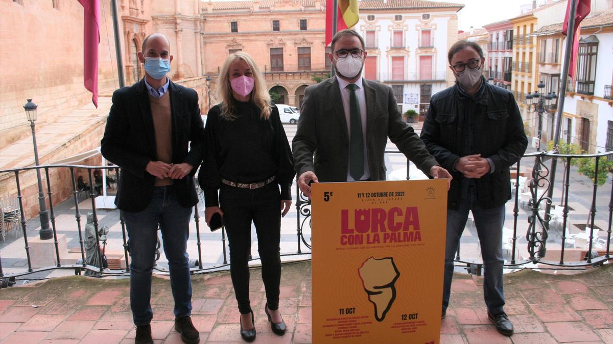 José Ángel Ponce, Nines Mazuecos, Diego José Mateos e Isidro Abellán, con el cartel del concierto