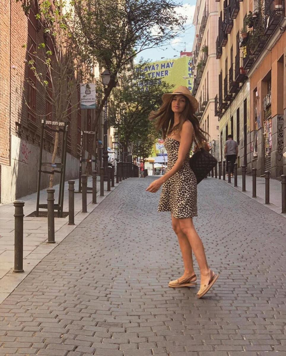 Sara Carbonero con un look muy veraniego por Madrid