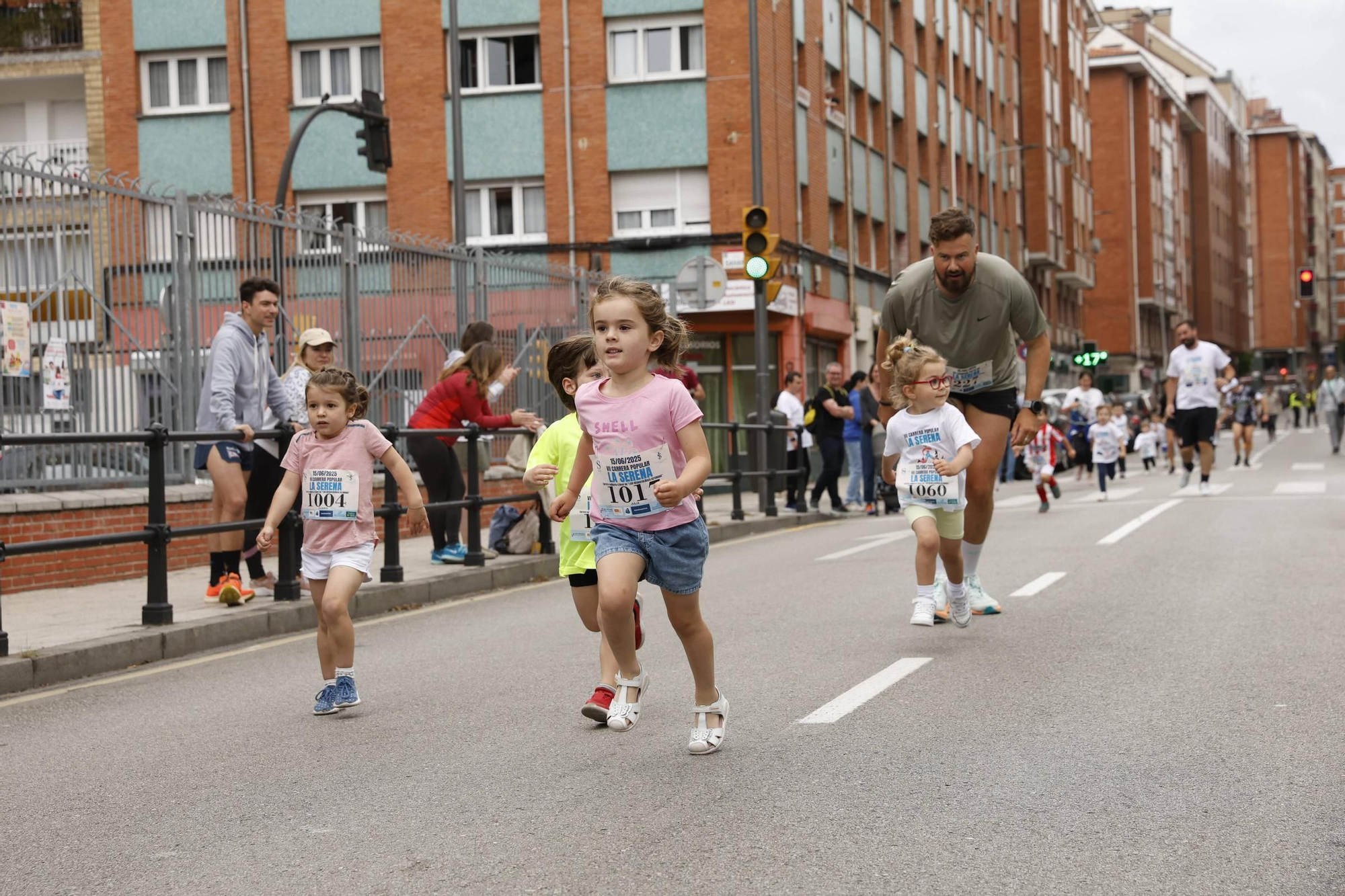La carrera popular solidaria en El Llano, en Gijón, en imágenes