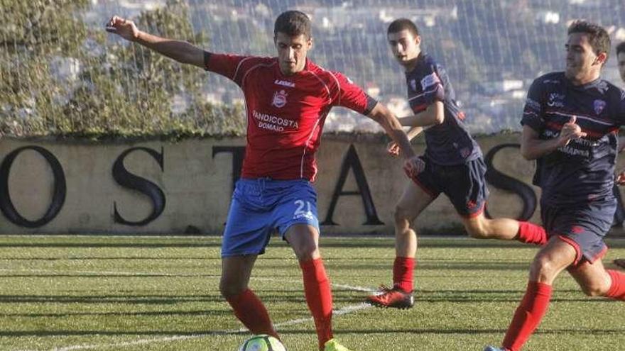 Alexis controla el balón en el duelo de ayer. // Santos Álvarez