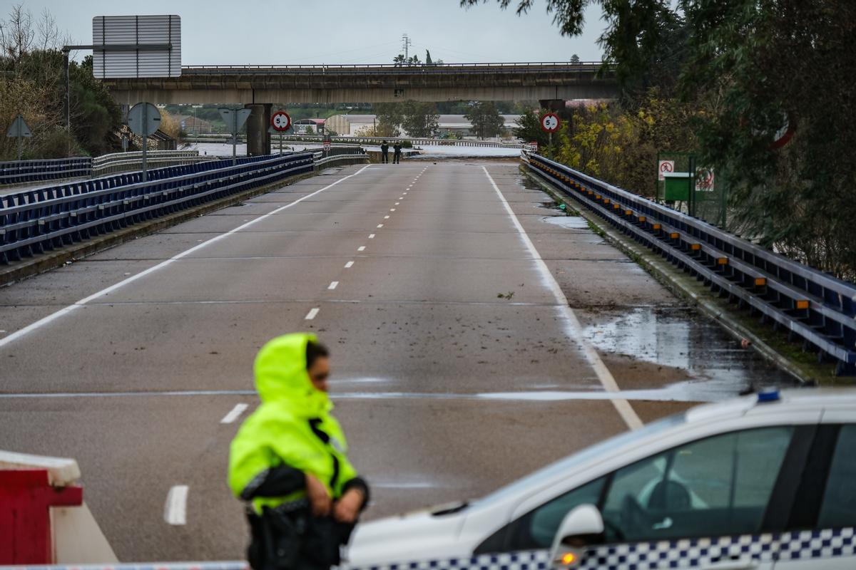 Carretera de Cáceres, uno de los accesos a Gévora, cortada porque el agua la ha sobrepasado.