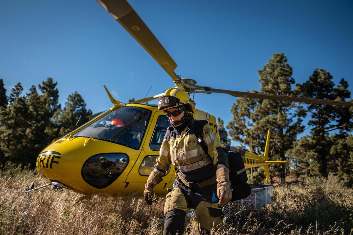 Un operario de la EIRIF desciende de un helicóptero durante un simulacro.