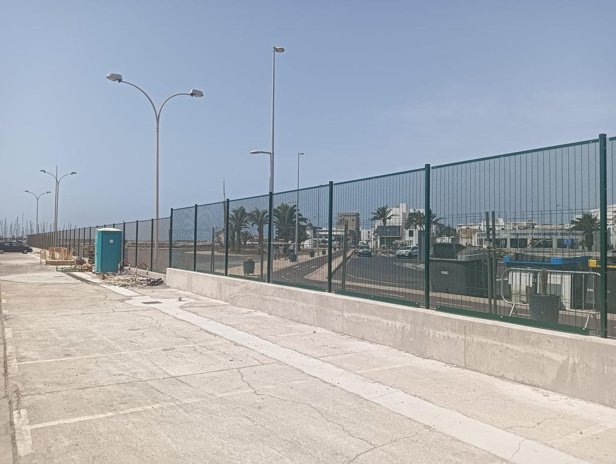 Nuevo vallado en Puerto Naos, en Arrecife.
