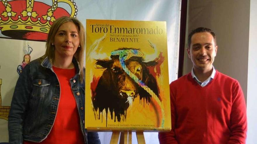 La concejal de Fiestas y el alcalde de Benavente presentando el cartel del Toro.