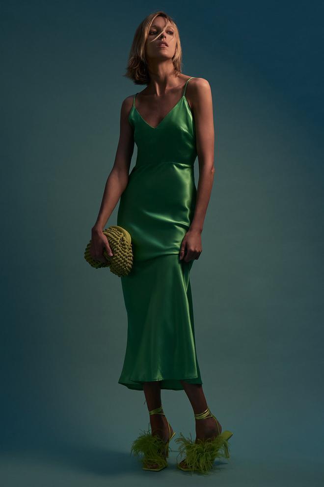 Vestido verde satinado de Zara