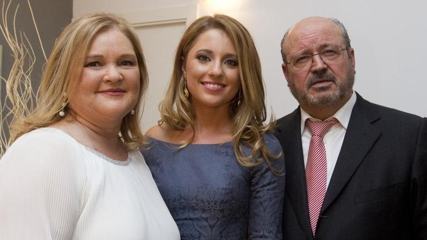 Fernando Pérez, con Carmen de Rosa y la fallera mayor