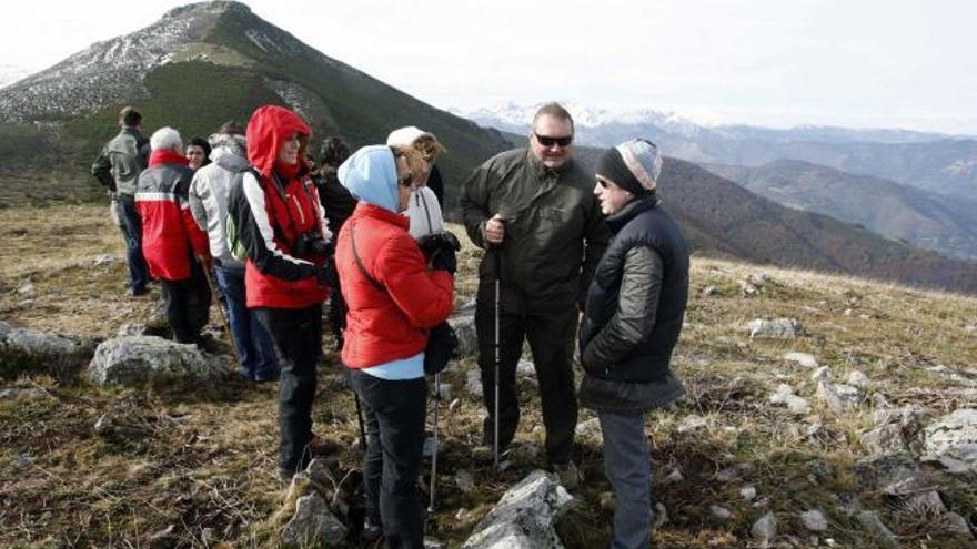 Los alcaldes de Lena y Villamanín, durante la visita que realizaron al pico Llagüezos en noviembre del año pasado.