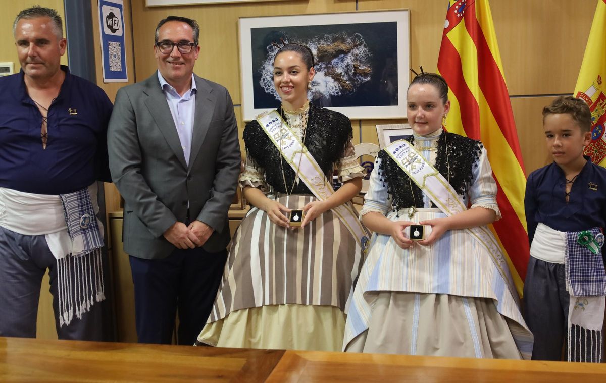 Visita a l'Autoritat Portuaria on van ser rebuts pel president de la entitat, Rubén Ibáñez.