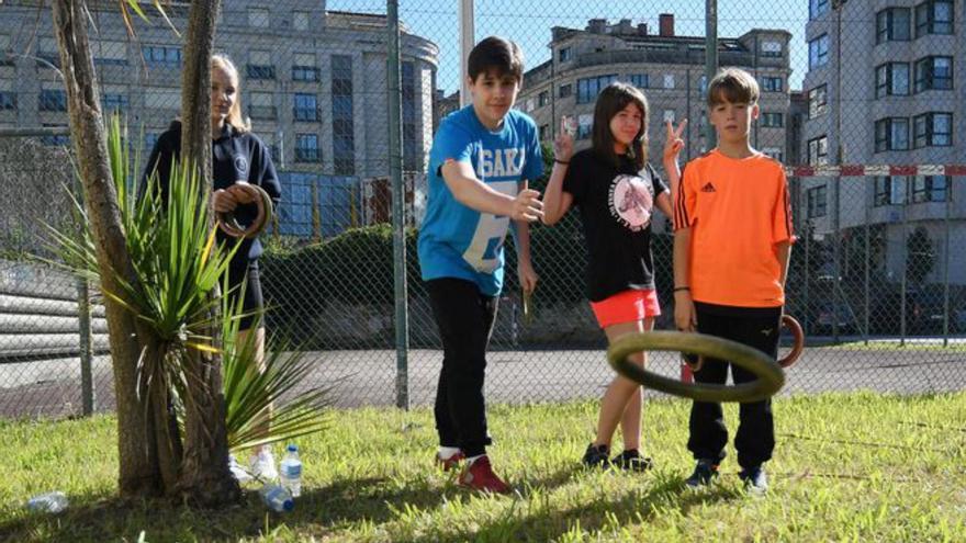 Los niños participando en juegos tradicionales gallegos.   // GUSTAVO SANTOS