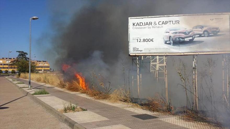 Sofocan un incendio de pasto en la avenida Adolfo Díaz Ambrona