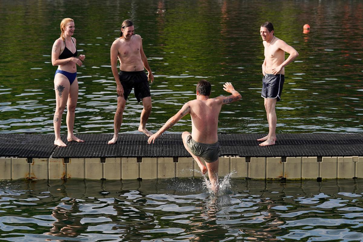 Un grupo de gente se refresca durante la ola de calor, en el este de Londres.