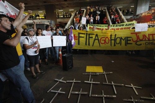 Miles de personas han protestado en Brasil por los excesos cometidos, a su juicio, en la preparación del Mundial, con lemas en los que piden a los turistas que no viajen y que llaman al ex madridista Ronaldo 'enemigo del pueblo'.