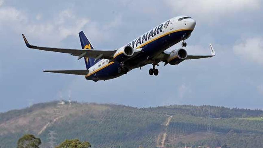 Vuelo de Ryanair en Peinador // Marta G.Brea