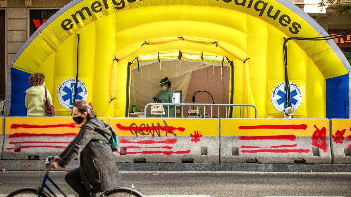 Carpa frente al CAP de paseo de Sant Joan, en Barcelona.