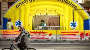 Carpa frente al CAP de paseo de Sant Joan, en Barcelona.