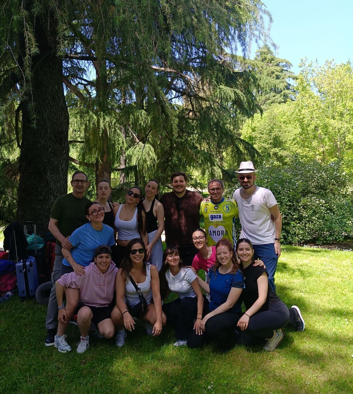 El grupo, en el parque del Oeste.